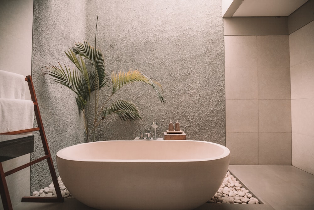 Warm eingerichtetes Spa mit freistehender Badewanne